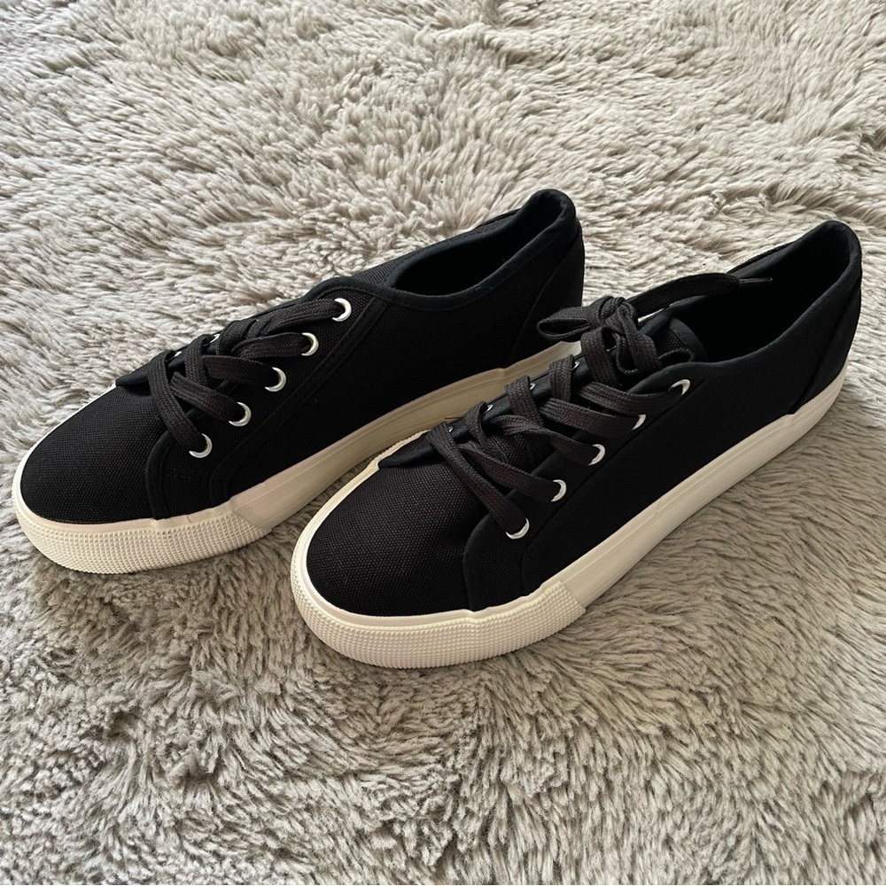 ⭐️⭐️⭐️Shoe dazzle black platform sneaker